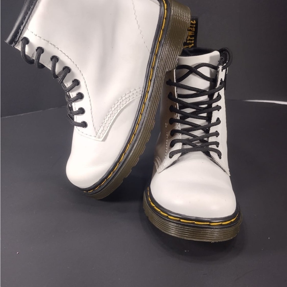 Dr. Martens White Leather Boots size 9 kids pre
Owned Exellent condition - Picture 2 of 7